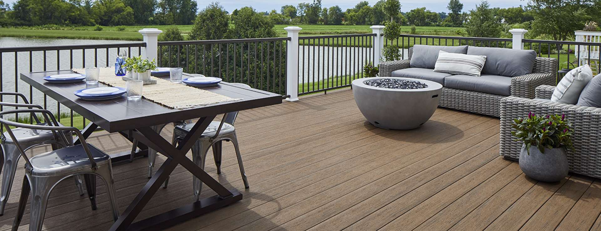 Una buena idea: instalar un deck sintético en un terreno con pendiente.