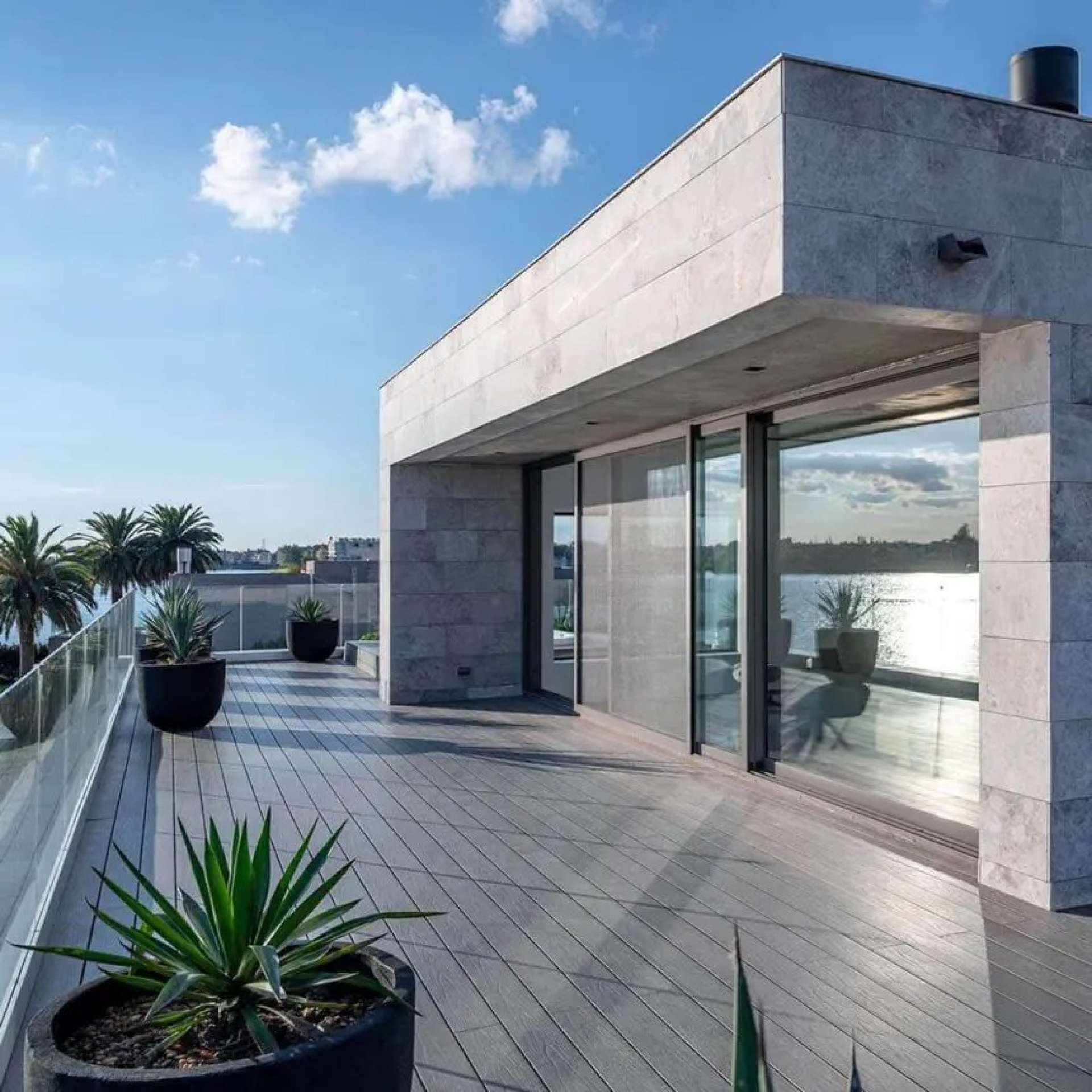 Deck de PVC símil madera: ¿Qué es y por qué utilizarlo?
