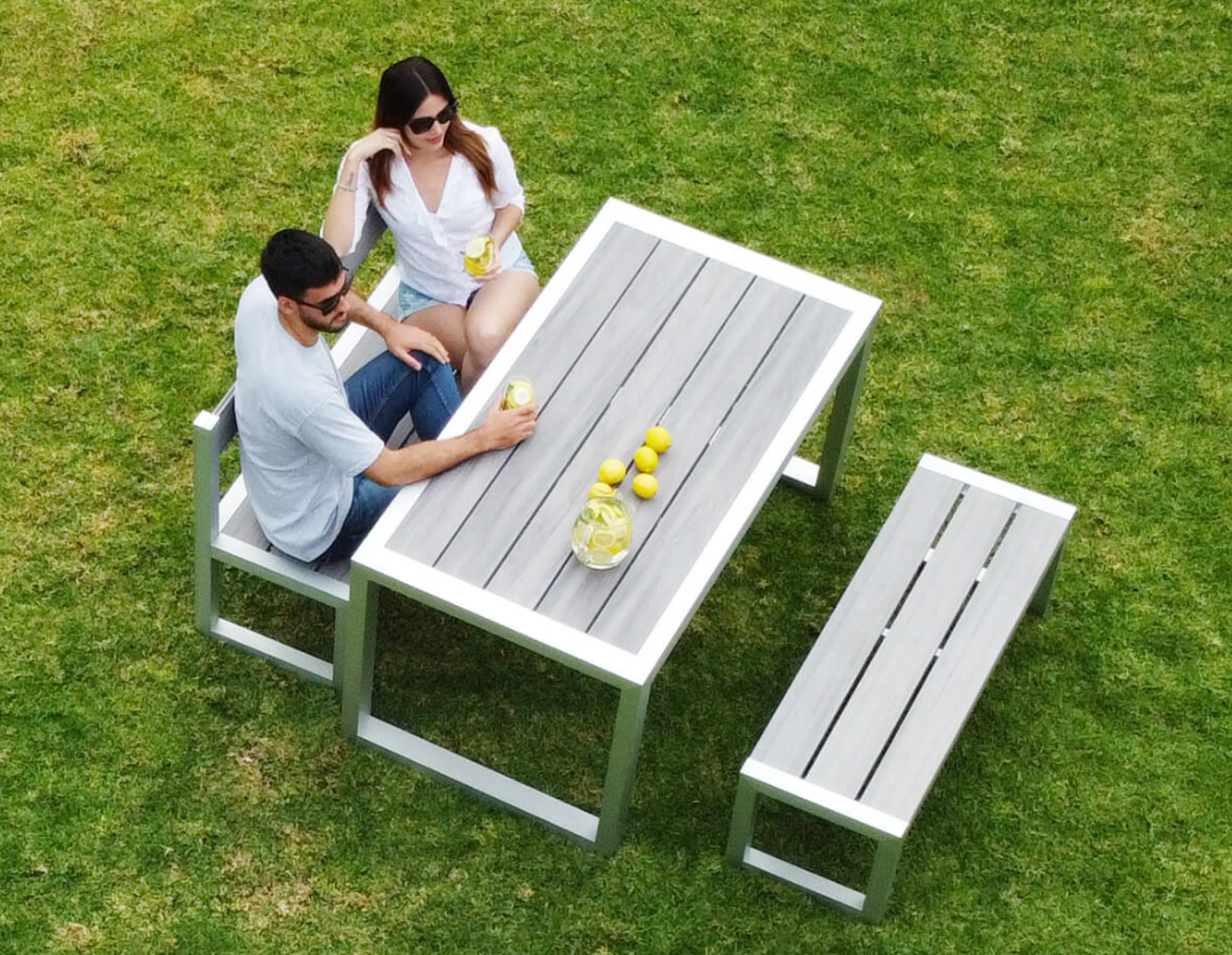 Comodidad y belleza también en tu exterior: Incursiona en el mundo de los muebles de jardín de aluminio y PVC